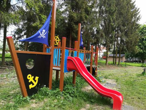 Dětské hřiště v Kotlině a cvičební prvky pro dospělé